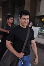 Aamir Khan arrives from auto rickshaw son_s wedding in Benares in Domestic Airport, Mumbai on 26th April 2012 (1).JPG